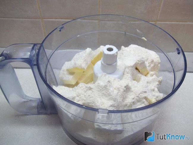 В кухонный комбайн насыпана мука и соль