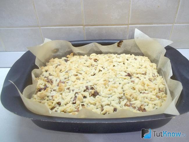 Готовый пирог из песочного теста с заварным кремом и грецкими орехами
