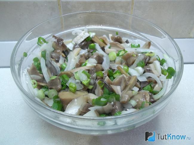 Готовый салат с маринованными грибами, репчатым и зеленым луком