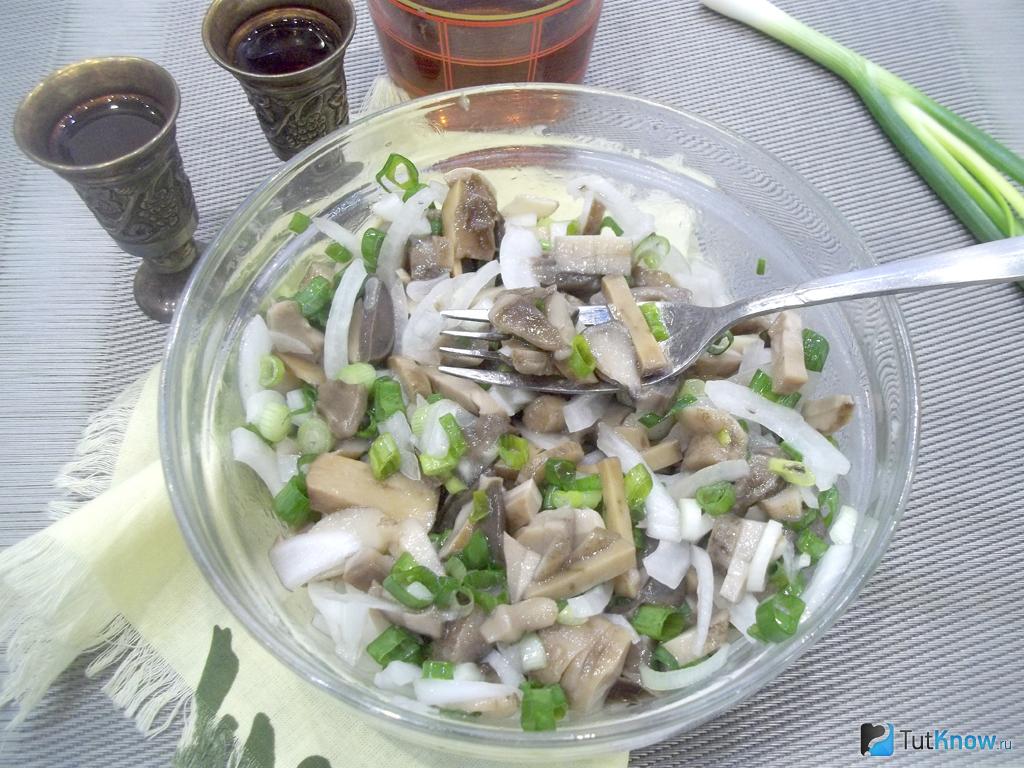 Салат с маринованными грибами, луком и маслом