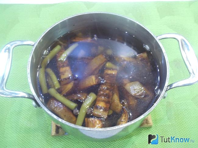 Готовый грибной суп с замороженными баклажанами и спаржевой фасолью