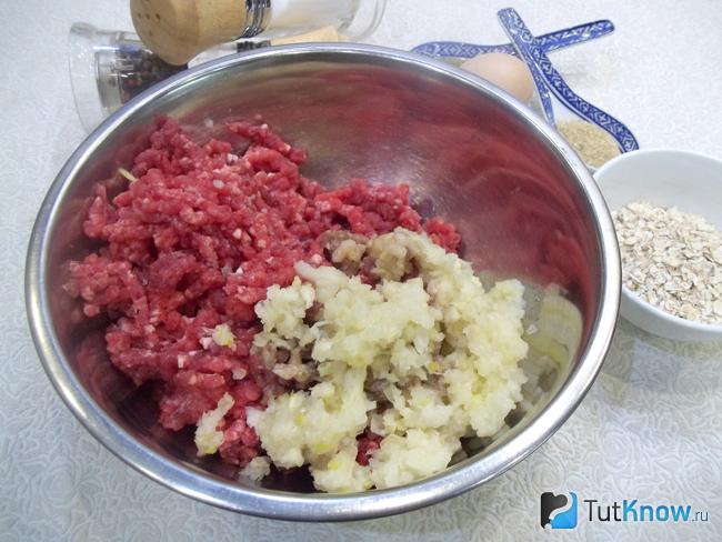 Мясо и лук перекручены