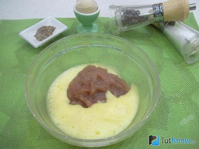 Рыбная икра добавлена к яйцам