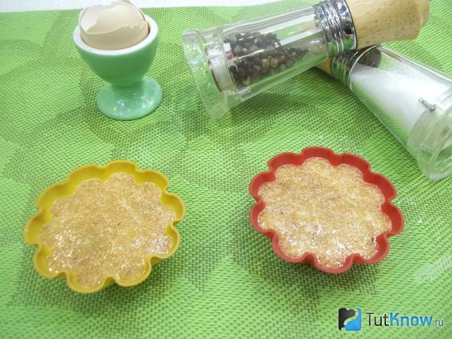 Продукты вылиты в формочки для запекания