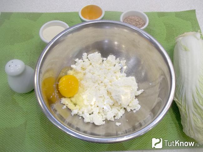 Творог соединен с яйцами