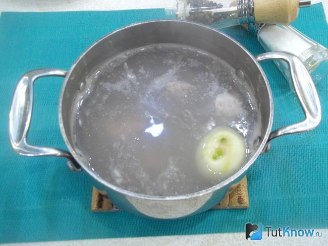 В бульон добавлена луковица