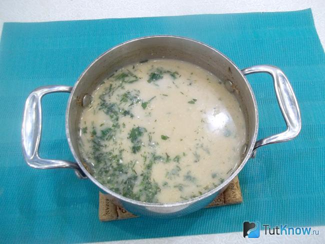 В бульон добавлен сыр и зелень