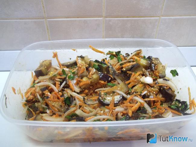 Готовые баклажаны маринованные с овощами и зеленью