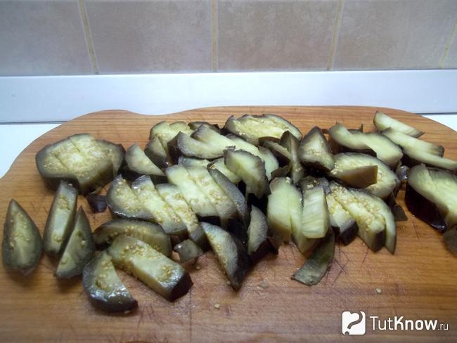 Отваренные баклажаны нарезаны брусками