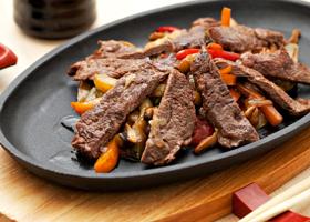 Мясо с овощами: ТОП-5 рецептов (на сковороде, в духовке, в рукаве, тушеное и жареное)