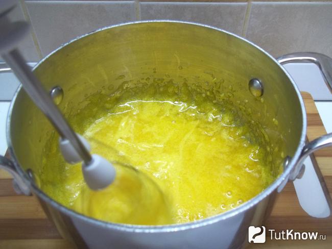 Желтки взбиты миксером