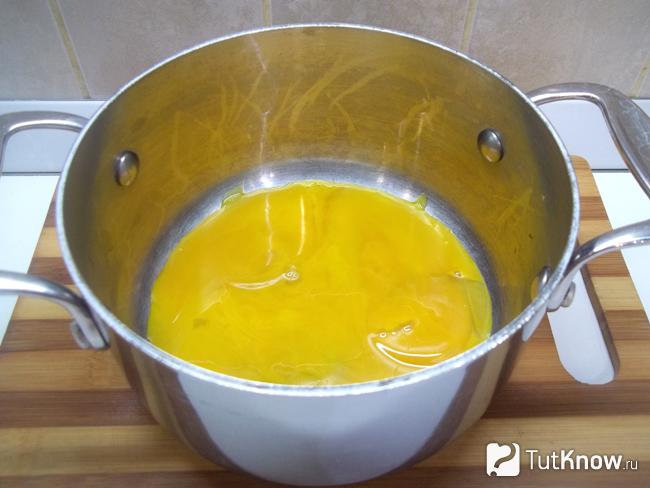 Желтки вылиты в кастрюлю