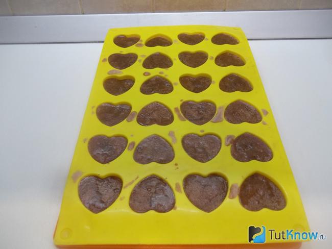 Готовый замороженный лед из кофе и молока
