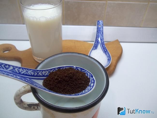 Кофе насыпано в варочную емкость