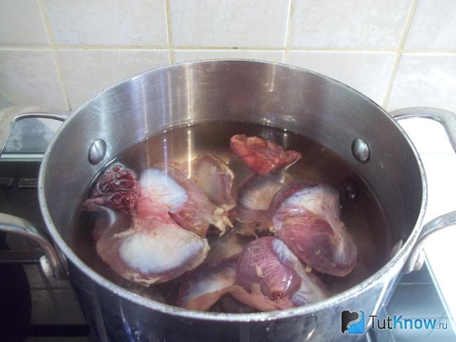 Субпродукты варятся в кастрюле