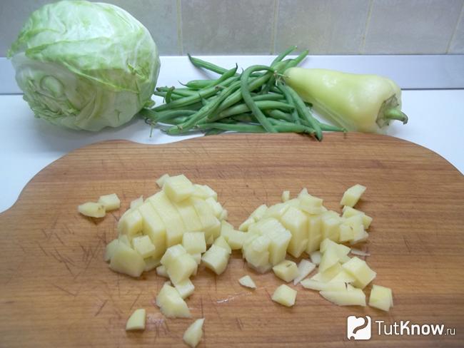 Картофель нарезан кубиками
