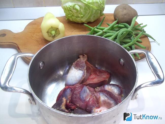 Субпродукты сложены в кастрюлю