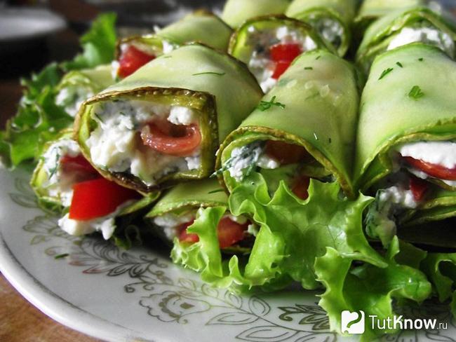 Рулетики из кабачков с крабовыми палочками и творожным сыром
