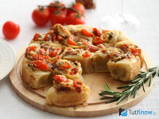 Пирог с помидорами и сыром из слоеного теста