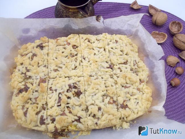 Готовый пирог из песочного теста с заварным кремом и грецкими орехами