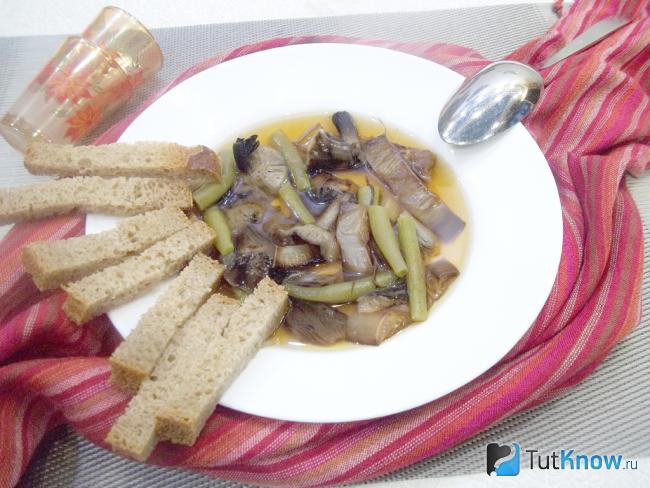 Готовый грибной суп с замороженными баклажанами и спаржевой фасолью