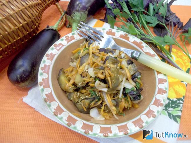 Готовые баклажаны маринованные с овощами и зеленью