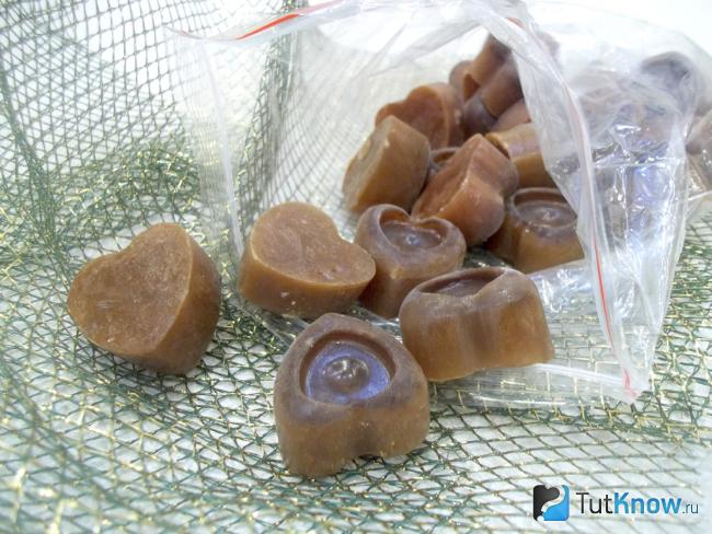 Готовый замороженный лед из кофе и молока