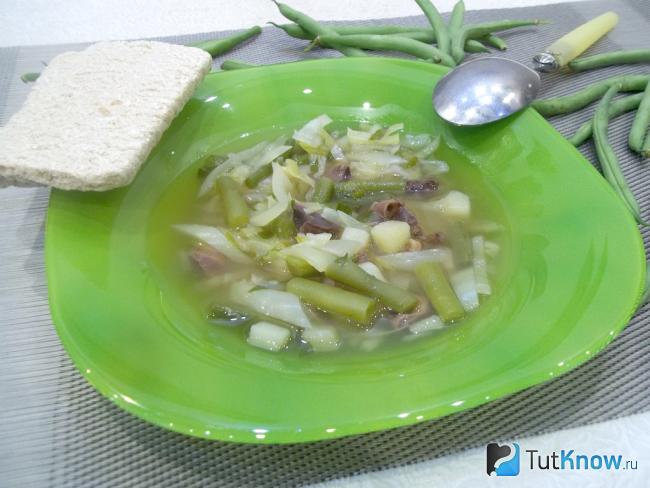 Готовый суп из субпродуктов с перцем и стручковой спаржей