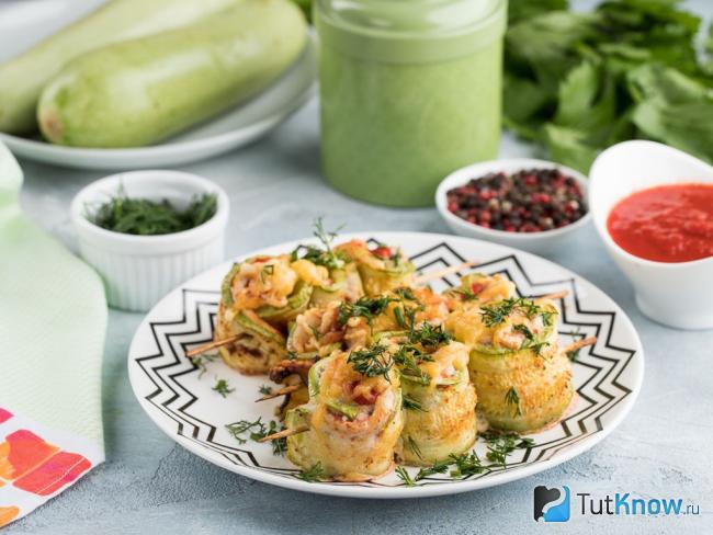 Готовые рулетики из кабачков