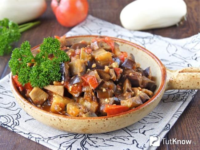 Баклажаны жареные с яйцом и луком