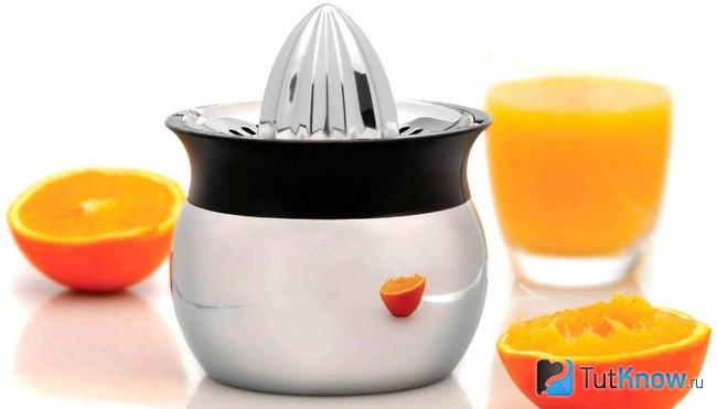 Соковыжималка BergHOFF Zeno и половинки апельсина