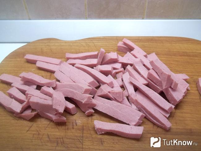 спаржевая фасоль с колбасой рецепты. 1565032256 4. спаржевая фасоль с колбасой рецепты фото. спаржевая фасоль с колбасой рецепты-1565032256 4. картинка спаржевая фасоль с колбасой рецепты. картинка 1565032256 4. Если хотите разнообразить повседневного меню и ищите новые рецепты гарниров, предлагаю пополнить кулинарную коллекцию универсальным блюдом — спаржа с луком и колбасой в яйце. Это одно из вкуснейших и полезнейших летних блюд, т.к. стручковая фасоль богата полезными веществами с клетчаткой, а яйца — натуральным белком. Кроме этого кушанье очень практичное. Поскольку оно может разнообразно подаваться. Кушанье может одновременно быть горячим гарниром или холодной закуской, т.к. оно вкусное в любом виде. Овощи хорошо дополнят угощения из мяса, птицы, рыбы.