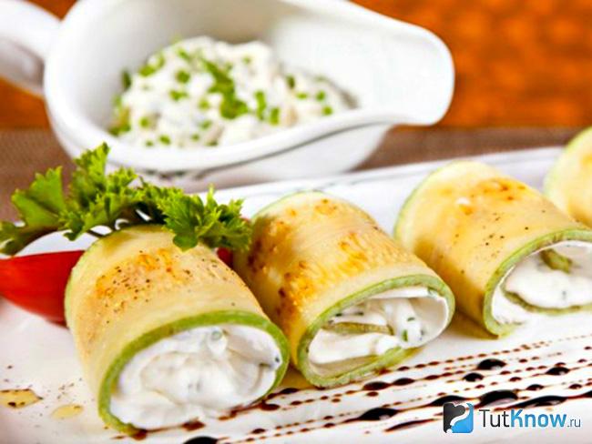 Рулетики из кабачков с сыром
