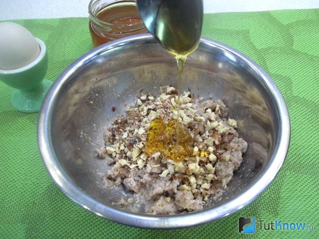Гречка соединена с орехами и медом