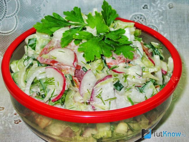 Салат с редиской, яйцами и зеленым луком