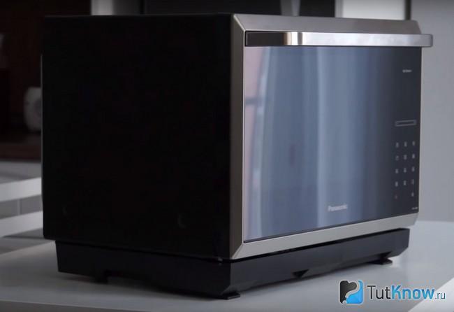 Микроволновка PANASONIC NN-CS 894 BZPE стоит на столе