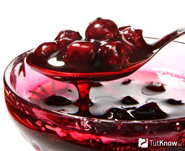 При приготовления вишневого варенья. 1566151074 varene iz vishni pyatiminutka. При приготовления вишневого варенья фото. При приготовления вишневого варенья-1566151074 varene iz vishni pyatiminutka. картинка При приготовления вишневого варенья. картинка 1566151074 varene iz vishni pyatiminutka. Варенье из вишни — это вкусное и полезное лакомство, которым так приятно угоститься в зимние вечера. К тому же его запах наполняет дом воспоминаниями о лете. Многие рецепты вишневого варенья передаются в семьях из поколения в поколение, однако не все хозяйки соблюдают правила приготовления заготовок, из-за чего вкус сладкого лакомства может не оправдать ожиданий. О том, как сварить вкусное варенье из вишни, читайте ниже.