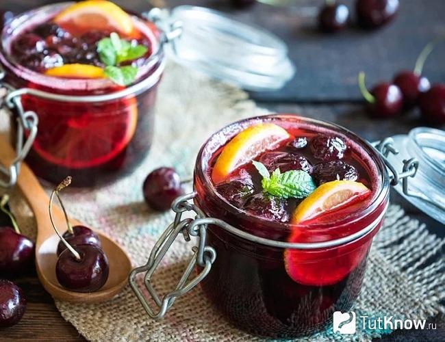 При приготовления вишневого варенья. 1566153769 vishnevoe varene s limonom i myatoy bez sahara. При приготовления вишневого варенья фото. При приготовления вишневого варенья-1566153769 vishnevoe varene s limonom i myatoy bez sahara. картинка При приготовления вишневого варенья. картинка 1566153769 vishnevoe varene s limonom i myatoy bez sahara. Варенье из вишни — это вкусное и полезное лакомство, которым так приятно угоститься в зимние вечера. К тому же его запах наполняет дом воспоминаниями о лете. Многие рецепты вишневого варенья передаются в семьях из поколения в поколение, однако не все хозяйки соблюдают правила приготовления заготовок, из-за чего вкус сладкого лакомства может не оправдать ожиданий. О том, как сварить вкусное варенье из вишни, читайте ниже.