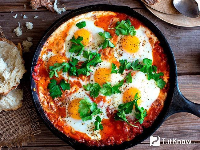 Блюдо из помидоров и яиц — простая и универсальная яичница