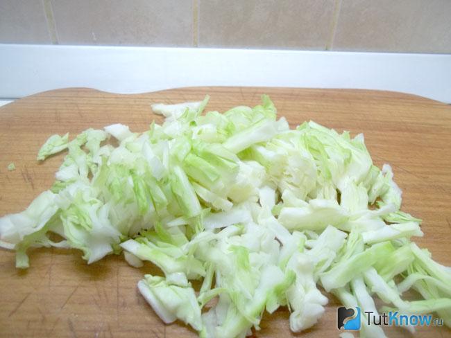 суп минестроне на курином бульоне. 1566321330 8. суп минестроне на курином бульоне фото. суп минестроне на курином бульоне-1566321330 8. картинка суп минестроне на курином бульоне. картинка 1566321330 8. Минестроне (Minestrone) — самый популярный итальянский суп с множеством ингредиентов, ограничений в которых нет. Не кривя душой, можно смело сказать, что, сколько итальянок, столько и вариантов этого рецепта. Минестроне — это не просто суп, а символ итальянских принципов питания. Это легкая похлебка, как правило, на воде или овощном бульоне, однако не возбраняется использовать куриный или говяжий бульон. В суп добавляют пасту, иногда для сытости рис и бобовые (горох или фасоль). Но главное здесь набор любых сезонных овощей, хотя разрешается использовать их замороженные. Полезные для здоровья продукты — весомый плюс блюда.