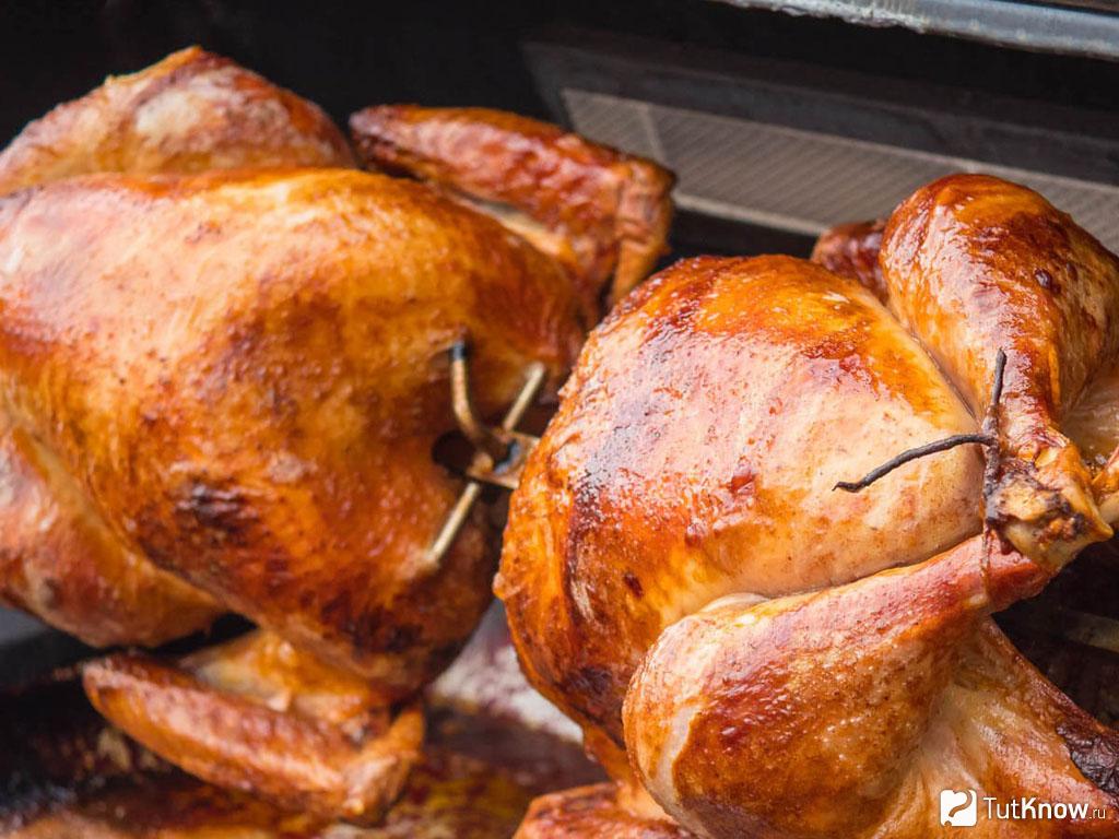 Как приготовить курицу в духовке на вертеле?