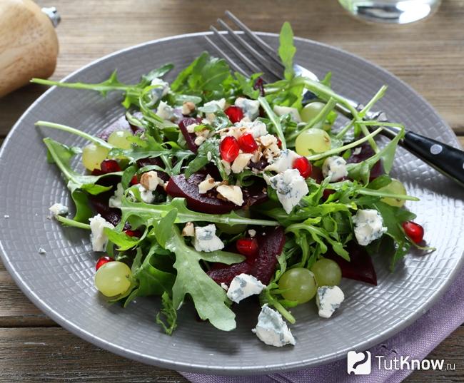 Овощной салат с рукколой для скандинавской диеты на неделю
