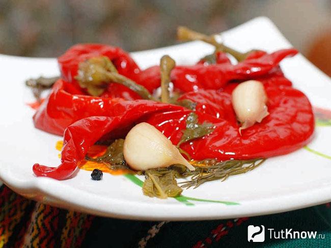 Маринованный горький перец в томате