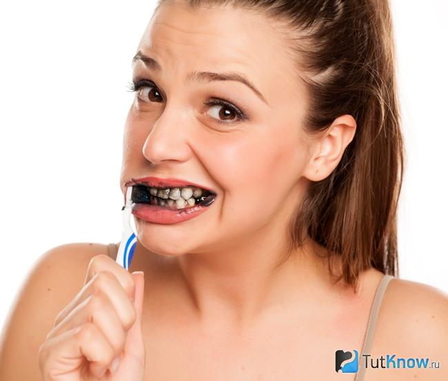 помогает ли отбеливание зубов активированным углем