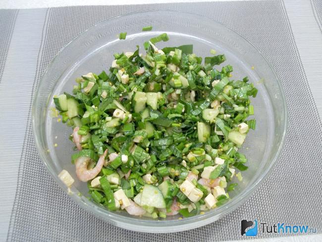 Готовый креветочный салат с черемшой, огурцами и сыром