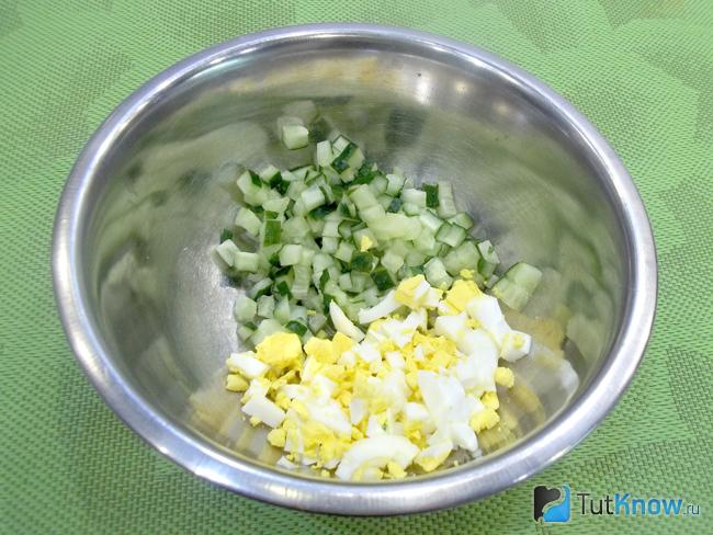 Яйца отварены и нарезаны кубиками