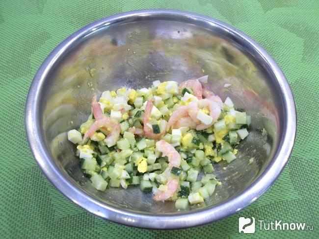 Креветочный салат с огурцами, яйцами и имбирем заправлен растительным маслом