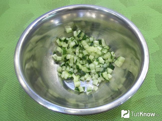 Огурцы нарезаны кубиками