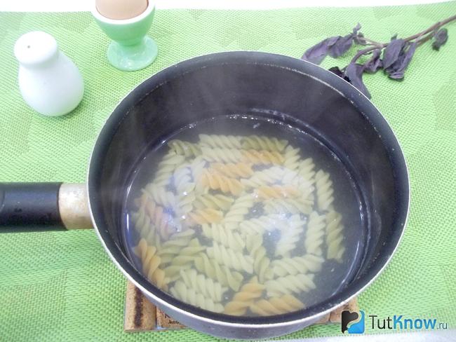 макароны с яйцами на сковороде с колбасой. 1567710392 5. макароны с яйцами на сковороде с колбасой фото. макароны с яйцами на сковороде с колбасой-1567710392 5. картинка макароны с яйцами на сковороде с колбасой. картинка 1567710392 5. Макароны — самый быстрый и простой завтрак в мире. Паста — отличный способ с утра получить гормоны счастья и хорошее настроение. Но просто употреблять ее в самостоятельном виде скучно, да и быстро приедается. Поэтому ее сочетают с разными продуктами. Дополнением к макаронам могут стать мясо, овощи, морепродукты, сыр, яйца. Добавив к макаронам всего пару тройку продуктов, и они сразу заиграют по-новому. В данном обзоре поговорим, как приготовить макароны с яйцами, колбасой и спаржей на сковороде. Сочетание этих продуктов не может не порадовать. Набор ингредиентов совсем простой, поэтому приготовить блюдо не составит никакого труда. Как правило, с блюдами из макарон может справиться даже начинающая хозяйка