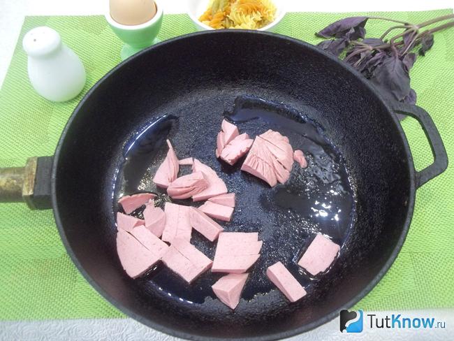 макароны с яйцами на сковороде с колбасой. 1567710429 3. макароны с яйцами на сковороде с колбасой фото. макароны с яйцами на сковороде с колбасой-1567710429 3. картинка макароны с яйцами на сковороде с колбасой. картинка 1567710429 3. Макароны — самый быстрый и простой завтрак в мире. Паста — отличный способ с утра получить гормоны счастья и хорошее настроение. Но просто употреблять ее в самостоятельном виде скучно, да и быстро приедается. Поэтому ее сочетают с разными продуктами. Дополнением к макаронам могут стать мясо, овощи, морепродукты, сыр, яйца. Добавив к макаронам всего пару тройку продуктов, и они сразу заиграют по-новому. В данном обзоре поговорим, как приготовить макароны с яйцами, колбасой и спаржей на сковороде. Сочетание этих продуктов не может не порадовать. Набор ингредиентов совсем простой, поэтому приготовить блюдо не составит никакого труда. Как правило, с блюдами из макарон может справиться даже начинающая хозяйка